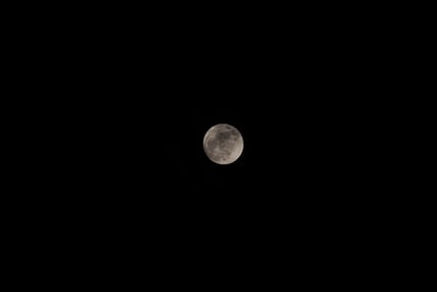 漆黑夜空中的满月
